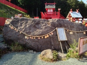 宝来宝来神社の御神体「当銭岩」