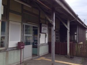 ホームから赤水駅を見る