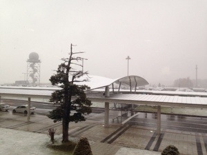 旭川空港、屋根に雪が積もっています。