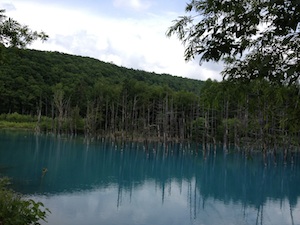 北海道の「青い池」